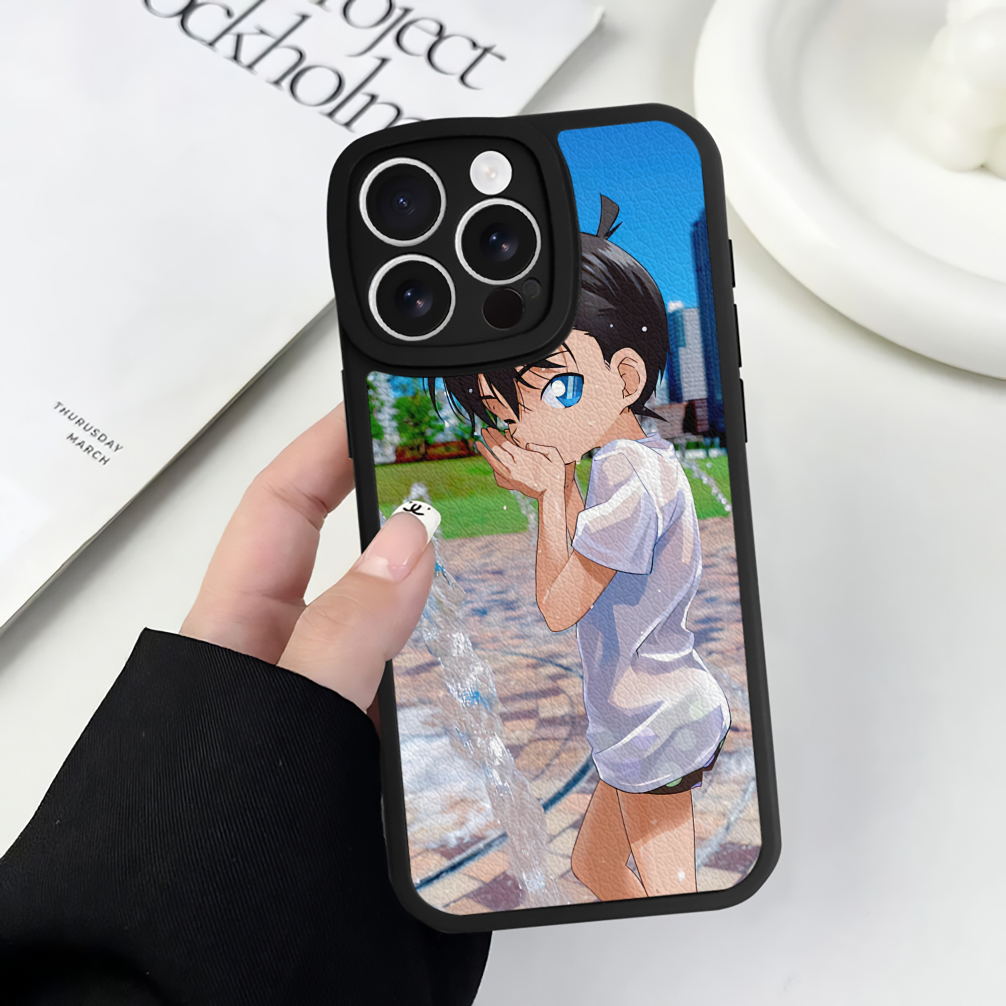 （画像用） 名探偵コナン Detective Conan 【iPhone 16シリーズ対応】シリコンスマホケース（レザー調） 材質：シリコン